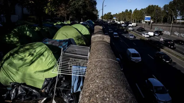 سیاستهای جدید دولت فرانسه شامل جمع کردن بخشی از چادرهای مهاجران است