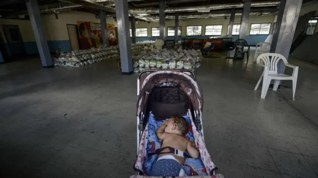 सरकारी फूड पैकेज रूम में एक बच्चा