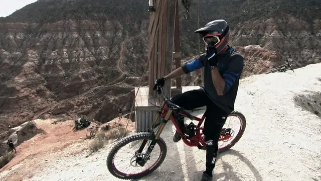 Пре сваке трке, професионални тркач Пол Басагоитиа прође стазу у својој глави од почетка до краја