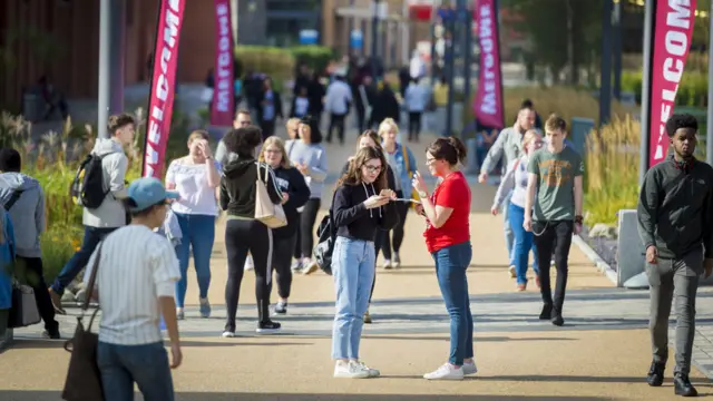 드 몽포트는 SNS 금지 기간 동안 무료로 체육관 내 수업을 개방하고 다양한 신체 활동 기회를 제공할 예정이다