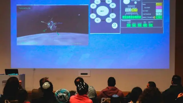 બેરેશીટનું લૅન્ડિંગ જોતા લોકો