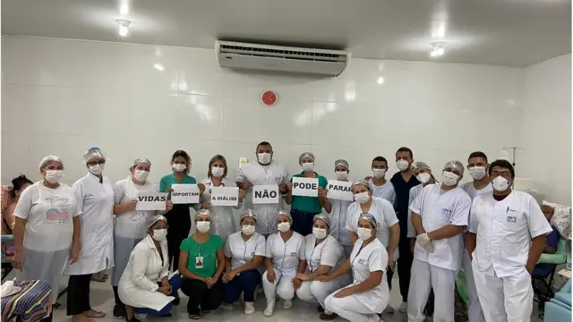 Equipe de Vitória do Santo Antão portando cartazes