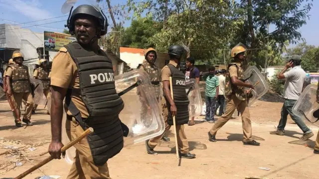 அலங்காநல்லூரில் ஜல்லிக்கட்டு நடத்த போராட்டக்காரர்கள் எதிர்ப்பு