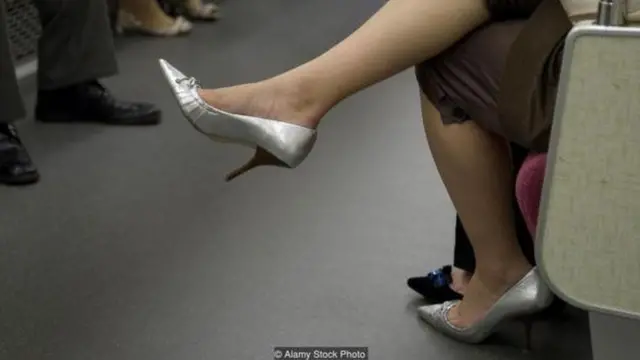 ऑफिस में महिलाओं के लिए कैसे कपड़े ठीक हैं