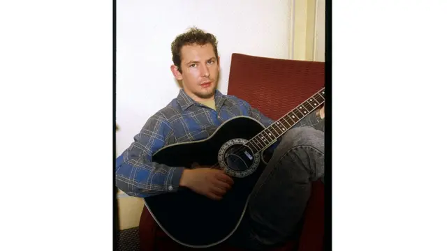 В фильме 1994 года Backbeat основное внимание уделяется отношениям между Джоном Ленноном (Иэн Харт, на снимке) и "пятым битлом" Стюартом Сатклиффом