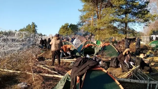 Температура опустилася нижче нуля, а люди, зокрема жінки й діти, живуть в наметах