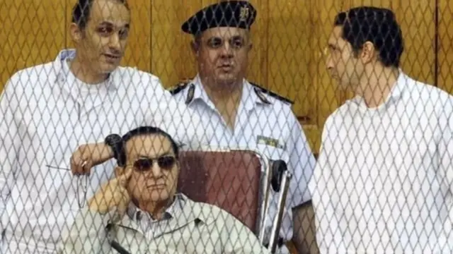 Hosni Mubarak da 'ya'yansa biyu Gamal Mubarak (hagu) da Alaa Mubarak (dama)