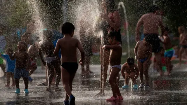 ребенок в фонтане