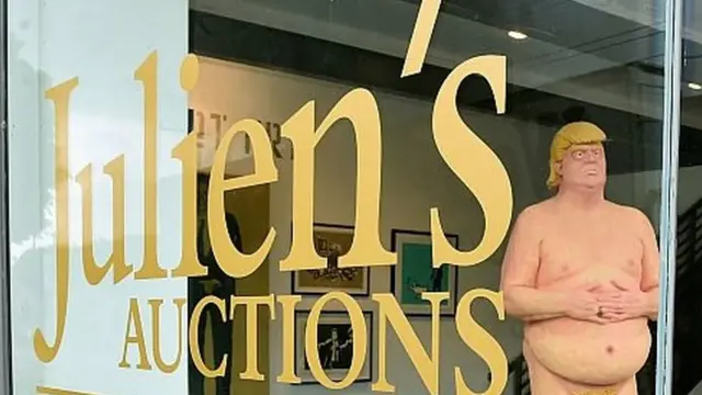 La statue exposée dans la maison de vente aux enchères