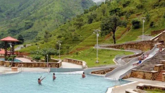 Pipo wey dey swim inside di warm spring for di reserve