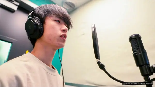 ብቻውን የሚዘፍን ወጣት