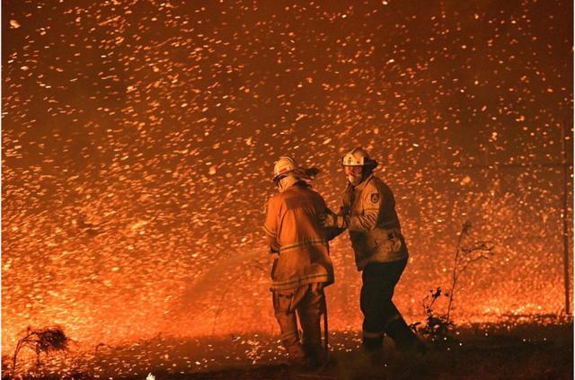 2020年元旦凌晨，仅新南威尔士州仍有112起大火在燃烧