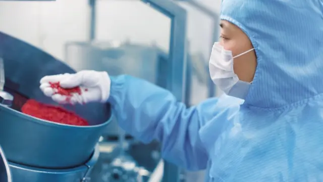 Un trabajador durante la fabrica de medicamentos.