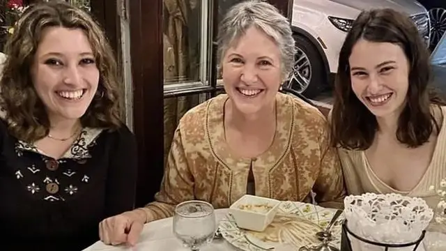 Katherine Goldstein, de 64 años, con sus hijas.