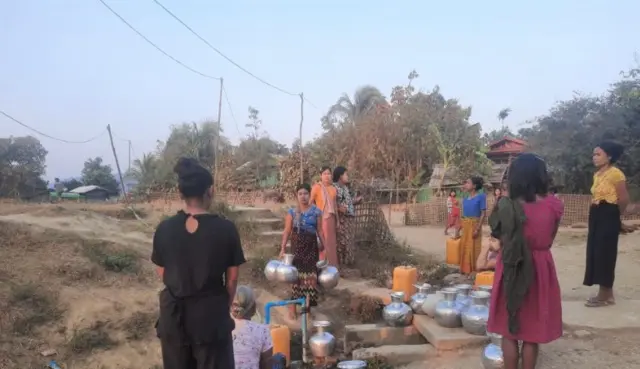 ရေခပ်နေကြသူတွေ