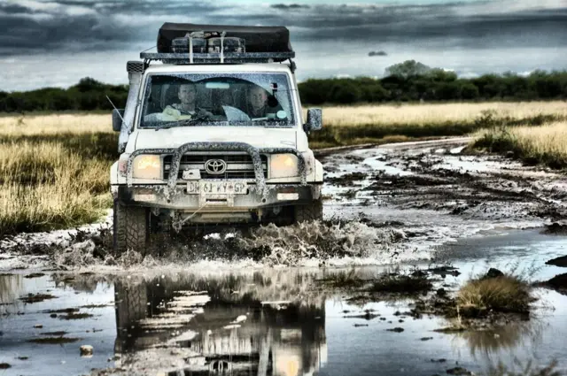 سيارة خرجت عن مسارها في الطريق