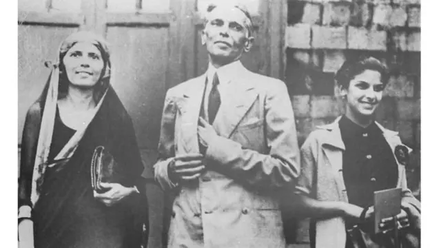 د نیس واډیا انا دینا جناح (ښي اړخ ته) له خپل پلار محمد علي جناح او ترور فاطمه جناح سره