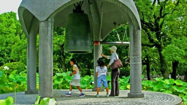 Любой из посетителей Мемориального парка мира может ударить в Колокол мира