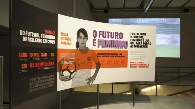 Exposição Contra-Ataque! As mulheres no futebol, do Museu do Futebol