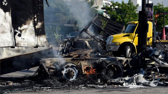 Vehículos quemados en Culiacán, Sinaloa, México