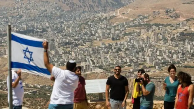 નેફ્ટાલીને નેતન્યાહૂ કરતાં પણ વધારે દક્ષિણપંથી માનવામાં આવે છે