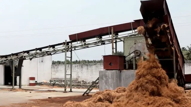 தேங்காய் உற்பத்தியில் கேரளா, கர்நாடகா, ஆந்திரா ஆகிய மாநிலங்களுக்கு அடுத்து 4-வது இடத்தில்தான் தமிழ்நாடு உள்ளது. ஆனால் நாட்டில் உள்ள 50 சதவீத தொழிற்சாலைகள் பொள்ளாச்சியில்தான் உள்ளன