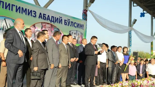 Кыргызстан менен Өзбекстандын ортосундагы чек арадагы "Достук" өткөрмө бекетиндеги бир тараптуу киргизилген чектөөлөр алынды.