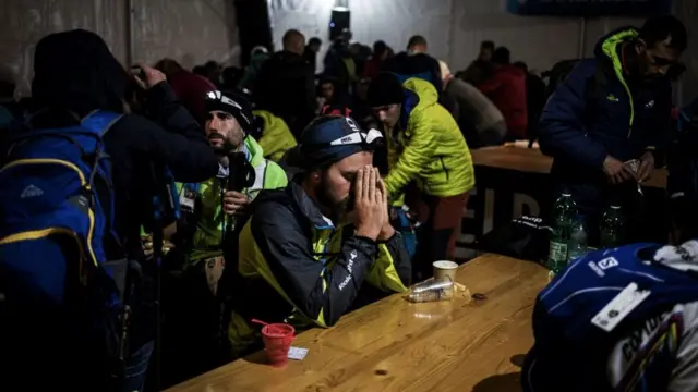 Corredores de una ultramaratón que atraviesa Francia, Italia y Suiza.