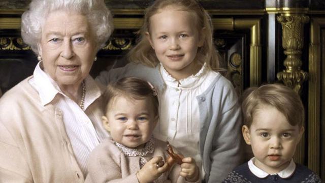 Reina Isabel II y tres bisnietos