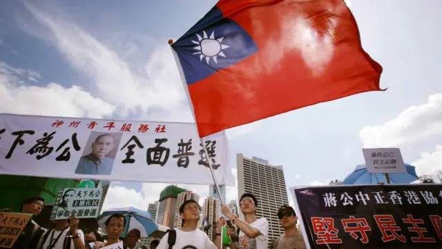 主权移交后香港仍有不少亲国民党团体，图为2006年亲台组织在"七一"游行中挥舞中华民国国旗。