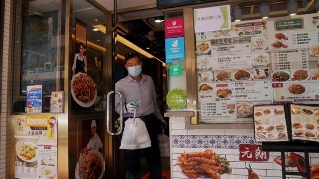 香港政府收紧多项措施防止新冠肺炎传播，包括禁止餐厅提供堂食，顾客只能外带。