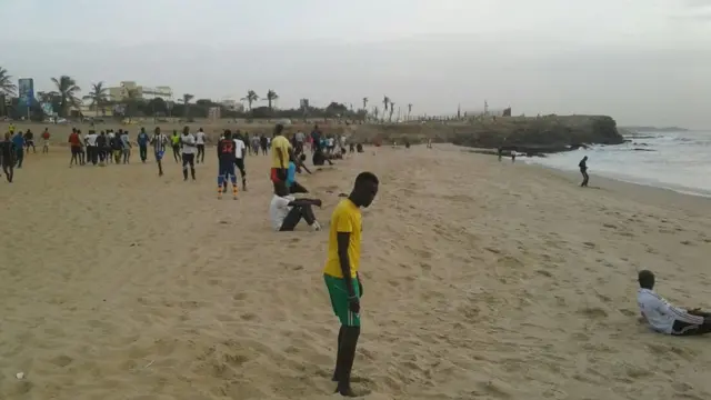 Chaque soir, lorsque la lumière baisse et que la chaleur s'atténue, la Corniche de Dakar s'anime