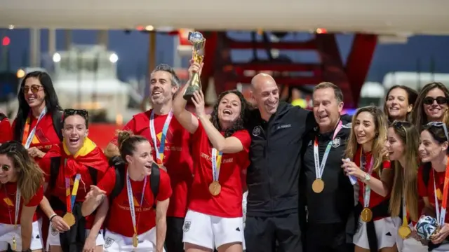 サッカーの女子ワールドカップ（W杯）で優勝チームと肩を組むルイス・ルビアレス会長（中央右）