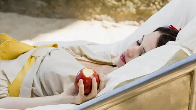 branca de neve no caixão com maçã