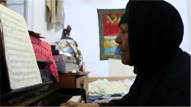 የእማሆይ ጽጌ ማሪያም ገብሩ ፒያኖ እየተጫወቱ