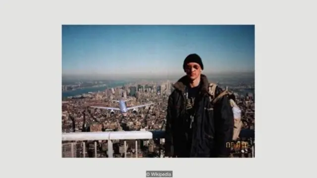Foto 'Pria Turis' ini adalah palsu - dan diambil pada 1997 oleh turis Hungaria yang kemudian mengubahnya secara digital setelah 9/11.