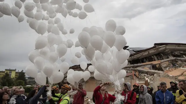 Yıkılan binaların enkazı arasında yapılan, binlerce kişinin katıldığı törende kurbanların anısına beyaz balonlar gökyüzüne salındı.