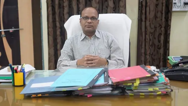 அதிகாரி