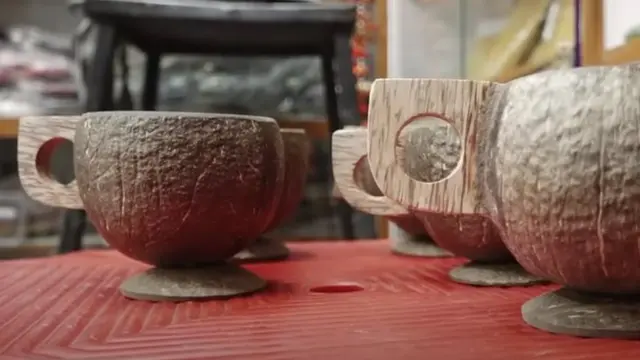 નાળિયેરની કાચલીમાંથી બનાવાયેલ કલાત્મક કપ