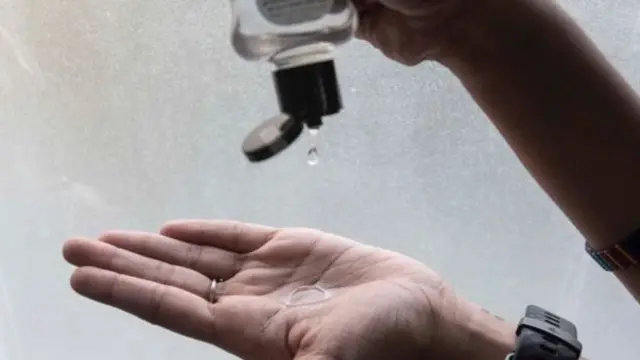 हात सतत स्वच्छ ठेवा