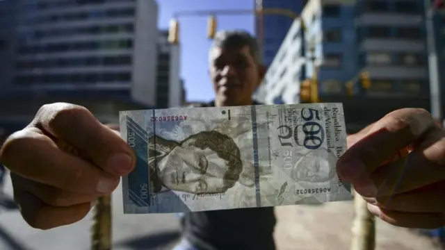 Hombre con billete