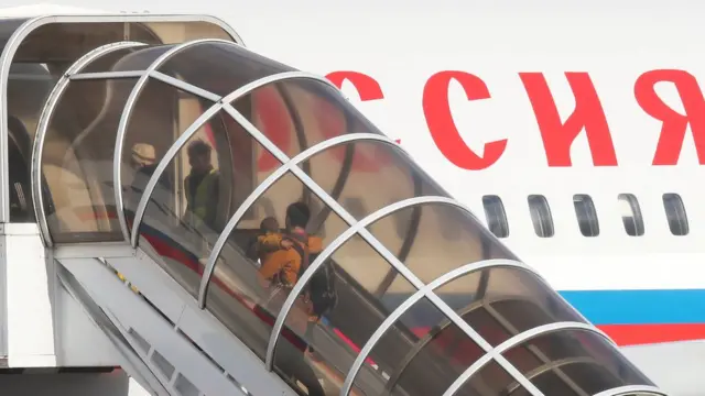 Ruske diplomate i članovi porodica na londonskom aerodromu