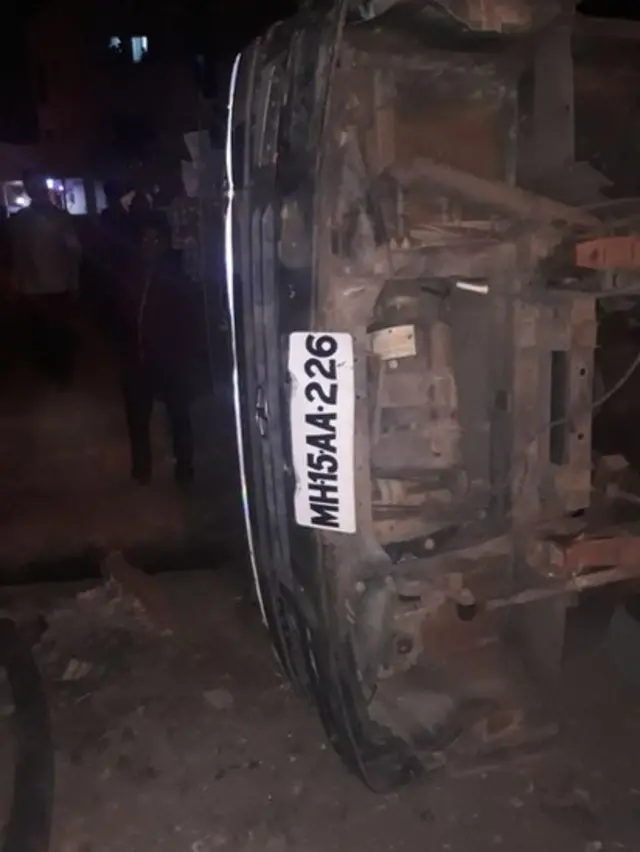 जमावाने पोलिसांची जीप उलटवली