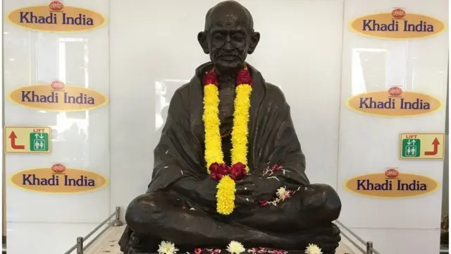 ખાદી ભંડારની બહાર મહાત્મા ગાંધીની પ્રતિમા