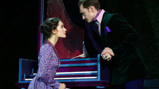 Actriz Daria Avratinskaya como Elizabeth Bennet y el actor Stanislav Belyayev como Darcy actúan en la producción teatral del Teatro de Arte Chejov de Moscú de la novela "Orgullo y prejuicio" de Jane Austen.