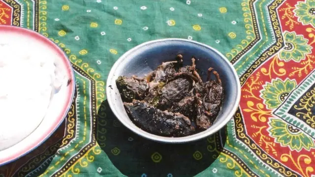 Эти крысы были зажарены целиком и слегка вымочены в остром соусе. Их едят с пастой маниока