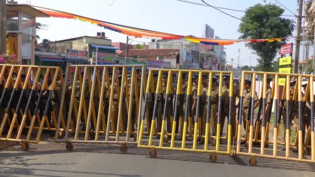 போலிஸாரால் ஏற்படுத்தப்பட்ட வீதித் தடைகள்