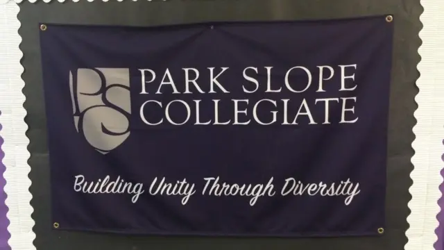 Cartel de la escuela Park Slope que dice "Construyendo unidad a través de la diversidad".