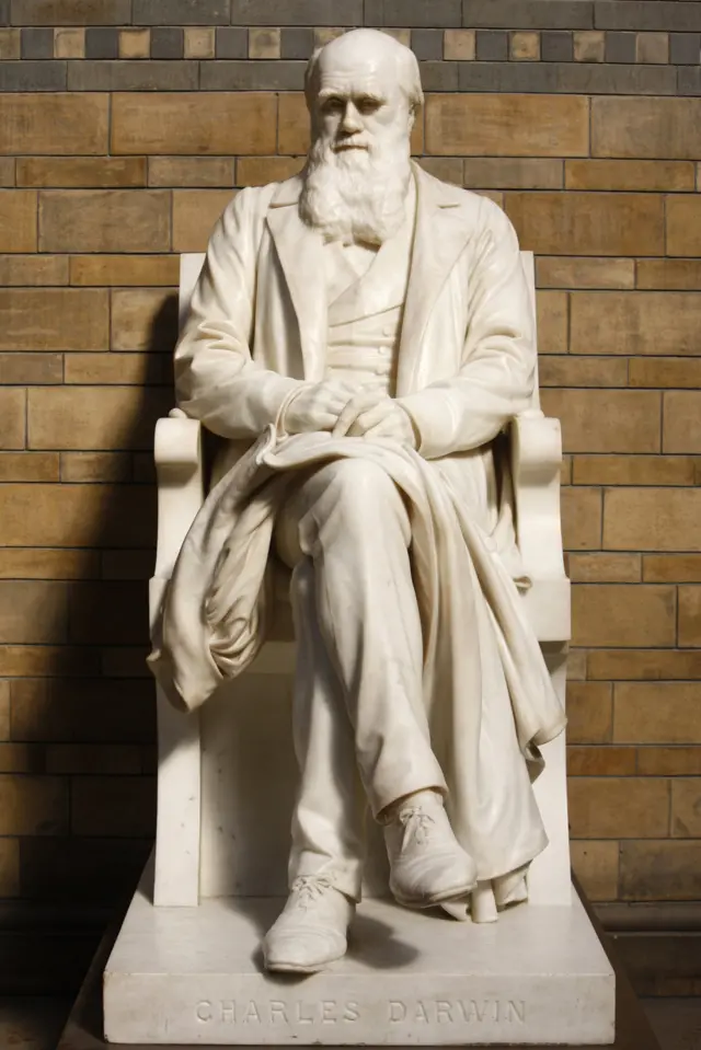 تمثال لتشارلز داروين في متحف التاريخ الطبيعي بلندن