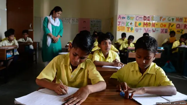 ग्रामीण भागातल्या तिसरी ते आठवीतल्या मुलांना तर भाषेची आणि गणितांची अपेक्षित पातळी गाठता आलेली नाही.